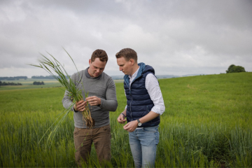 Johannes-Ehrnsperger-mit-Landwirt-auf-Feld